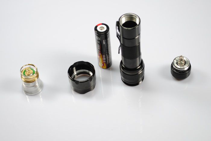 UltraFire WF-502B U2 Lampe torche LED 1300 Lumens Compacte et Durable Lampe d'urgence extérieure pour les aventures