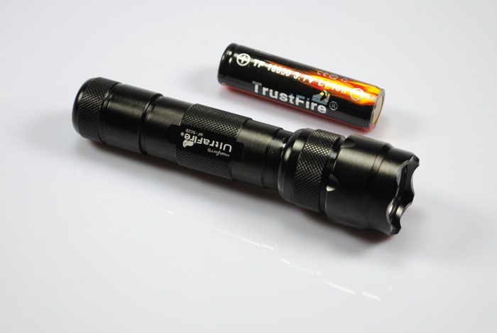 UltraFire WF-502B U2 Lampe torche LED 1300 Lumens Compacte et Durable Lampe d'urgence extérieure pour les aventures