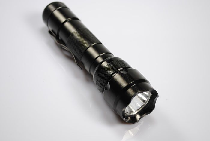 UltraFire WF-502B U2 Lampe torche LED 1300 Lumens Compacte et Durable Lampe d'urgence extérieure pour les aventures