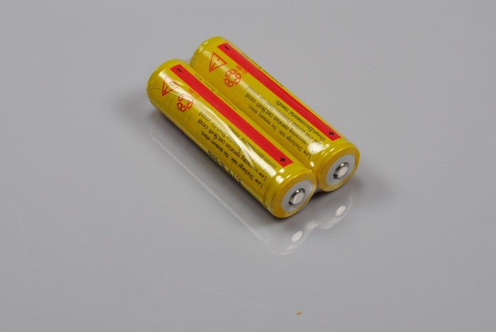 Batterie rechargeable Li-ion UltraFire BRC 18650 3600mAh grande capacité durable prix abordable neuf retour possible