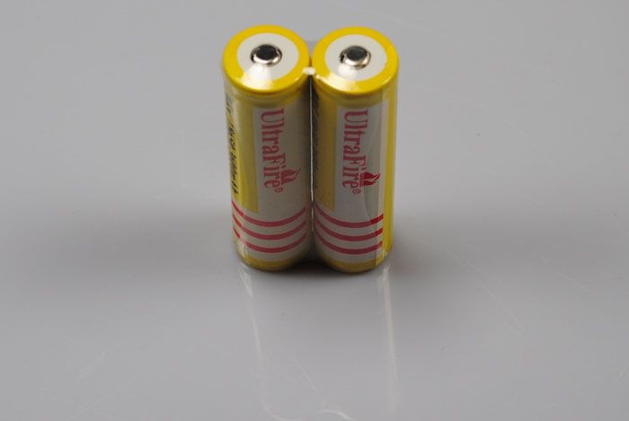 Batterie rechargeable Li-ion UltraFire BRC 18650 3600mAh grande capacité durable prix abordable neuf retour possible