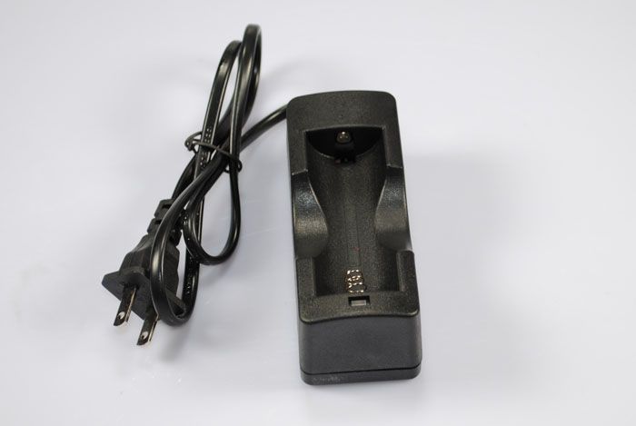 Chargeur UltraFire efficace pour une seule batterie 26650 Li-Ion rechargeable, solution de voyage compacte pour lampes de poche et vapotage.