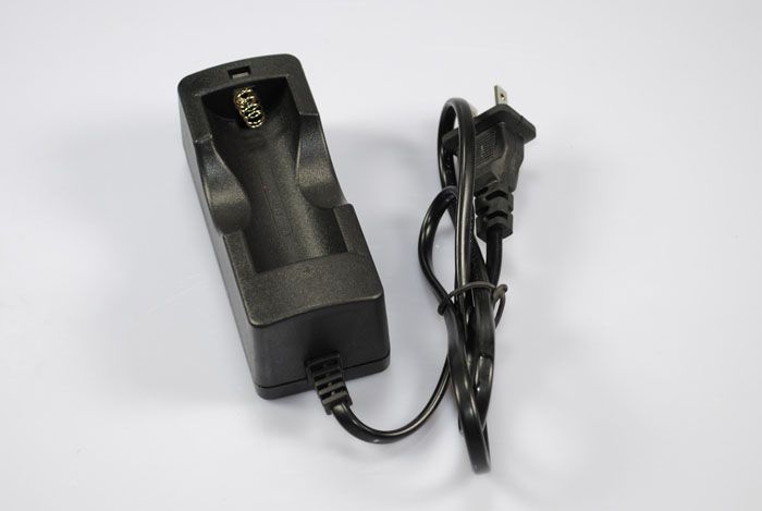 Chargeur UltraFire efficace pour une seule batterie 26650 Li-Ion rechargeable, solution de voyage compacte pour lampes de poche et vapotage.