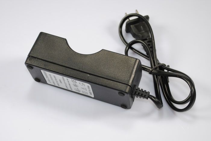 Chargeur UltraFire efficace pour une seule batterie 26650 Li-Ion rechargeable, solution de voyage compacte pour lampes de poche et vapotage.