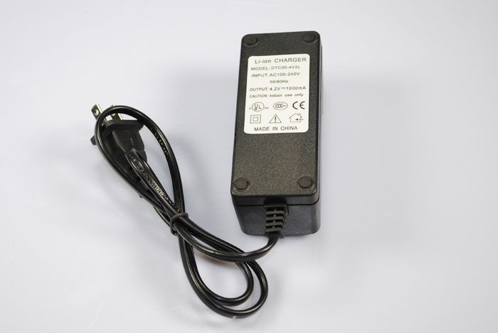 Chargeur UltraFire efficace pour une seule batterie 26650 Li-Ion rechargeable, solution de voyage compacte pour lampes de poche et vapotage.