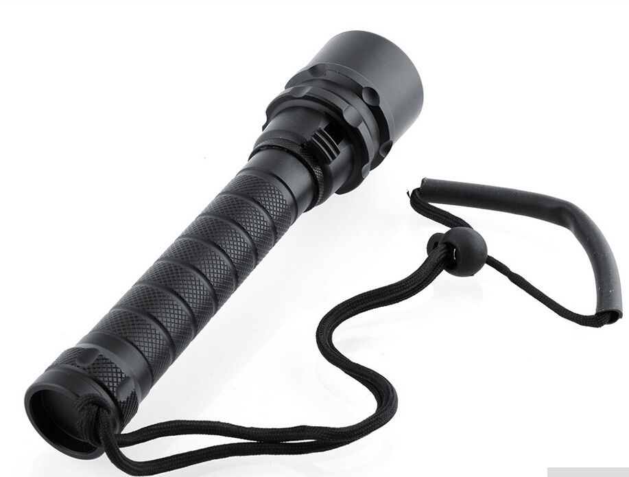Illuminate Adventures SK68 Q5 LED Lampe torche portable mini ZOOM 6000 lumens, durable et étanche pour le camping