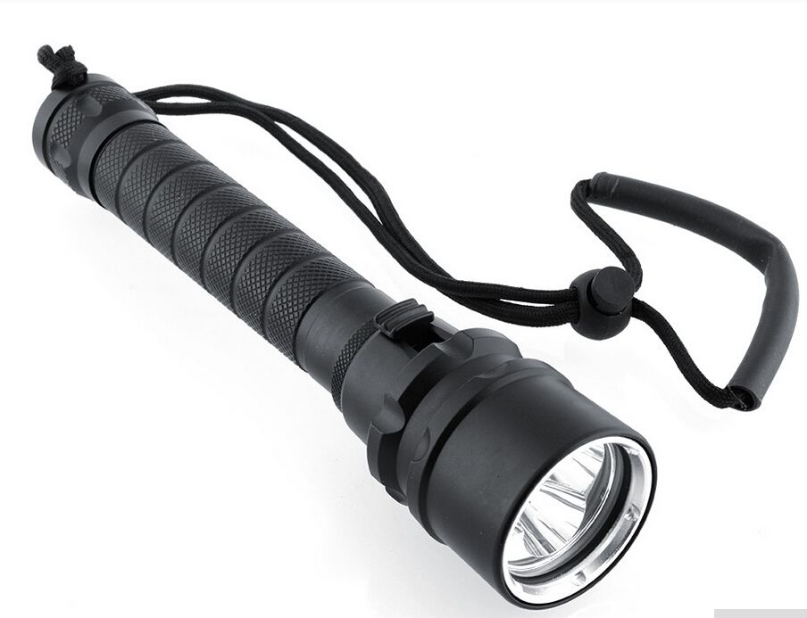 Illuminate Adventures SK68 Q5 LED Lampe torche portable mini ZOOM 6000 lumens, durable et étanche pour le camping