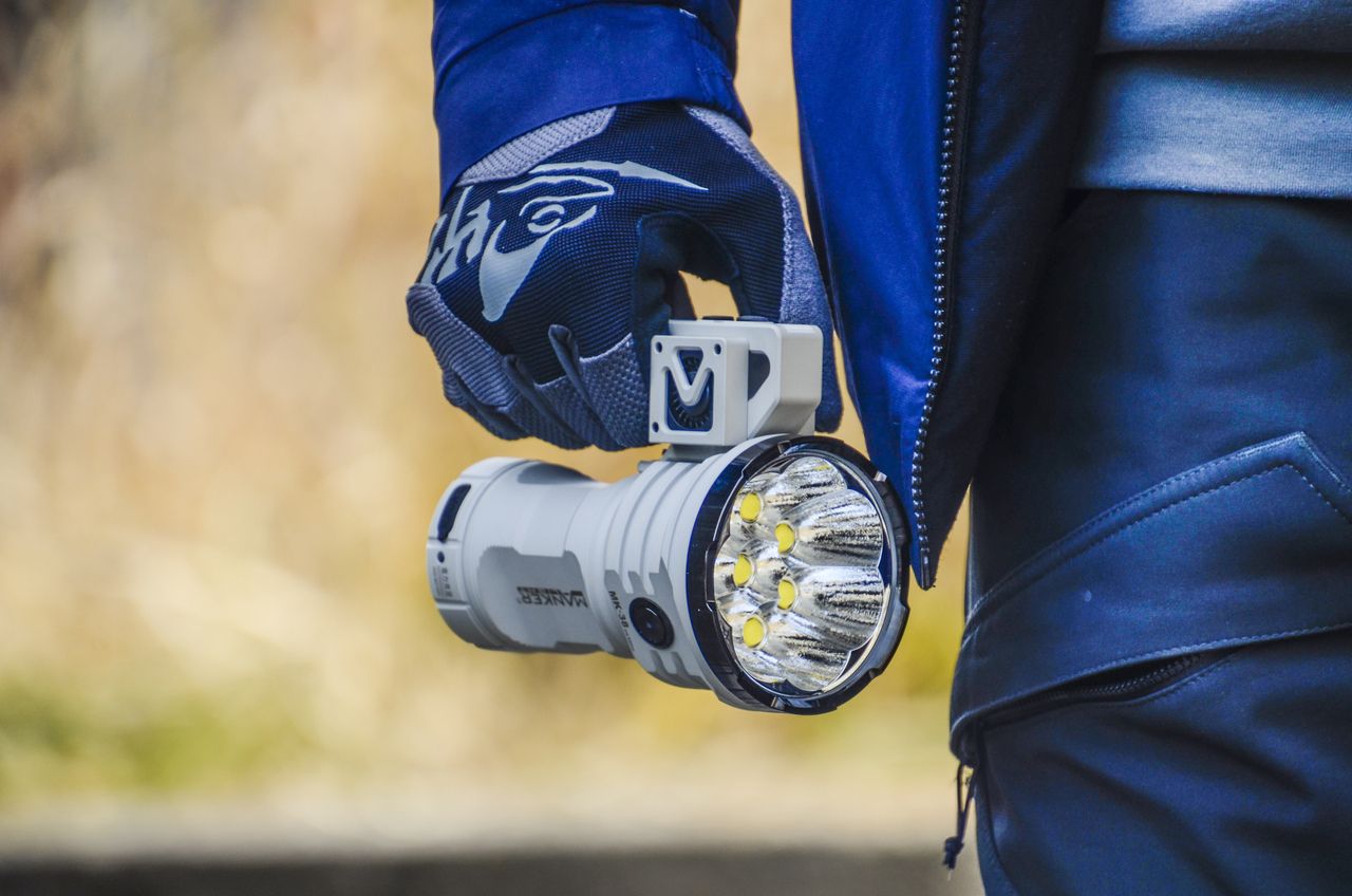 Lampe de poche LED Manker MK38 41500 lumens, longue portée, durable, polyvalente pour le camping et les urgences.