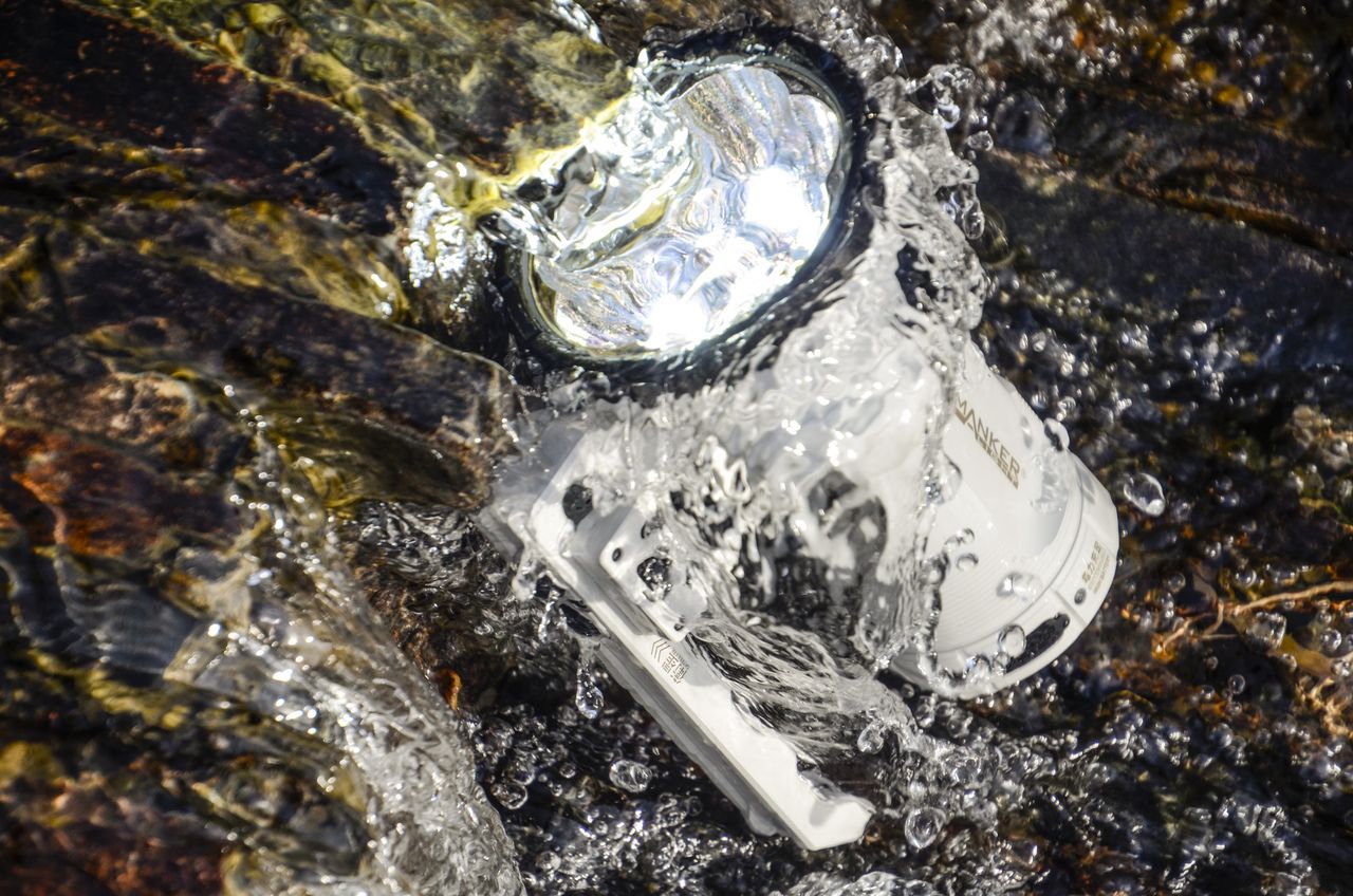 Lampe de poche LED Manker MK38 41500 lumens, longue portée, durable, polyvalente pour le camping et les urgences.