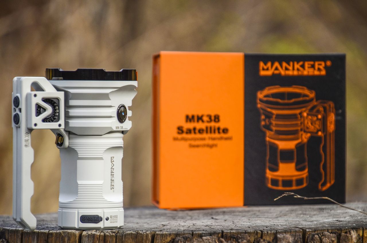 Lampe de poche LED Manker MK38 41500 lumens, longue portée, durable, polyvalente pour le camping et les urgences.