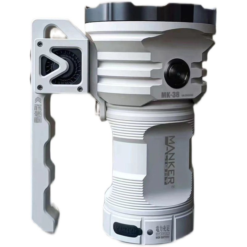 Lampe de poche LED Manker MK38 41500 lumens, longue portée, durable, polyvalente pour le camping et les urgences.