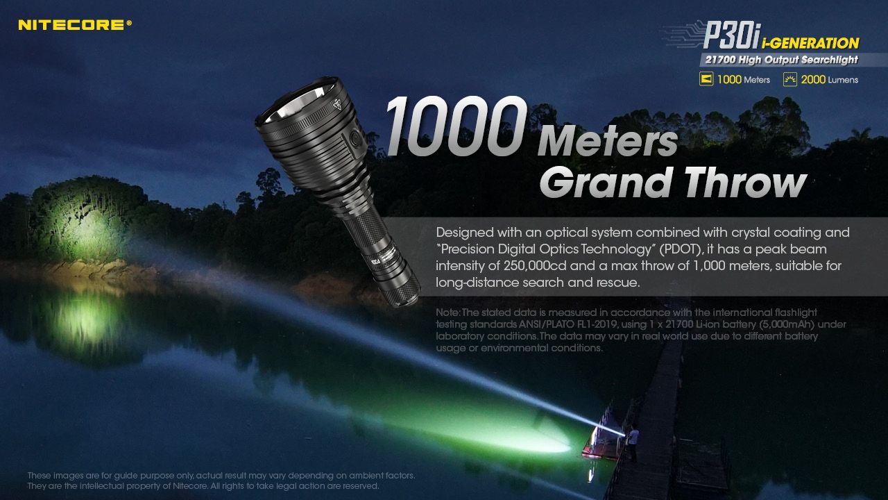 Découvrez la lampe torche tactique Nitecore P30i à LED XHP35 HI de 2000 lumens avec une portée de 1000 mètres, un éclairage extérieur robuste.
