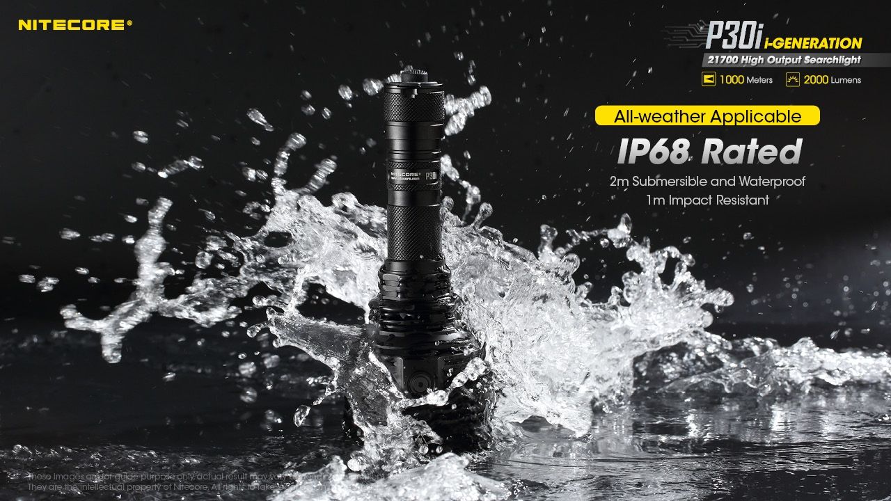 Découvrez la lampe torche tactique Nitecore P30i à LED XHP35 HI de 2000 lumens avec une portée de 1000 mètres, un éclairage extérieur robuste.