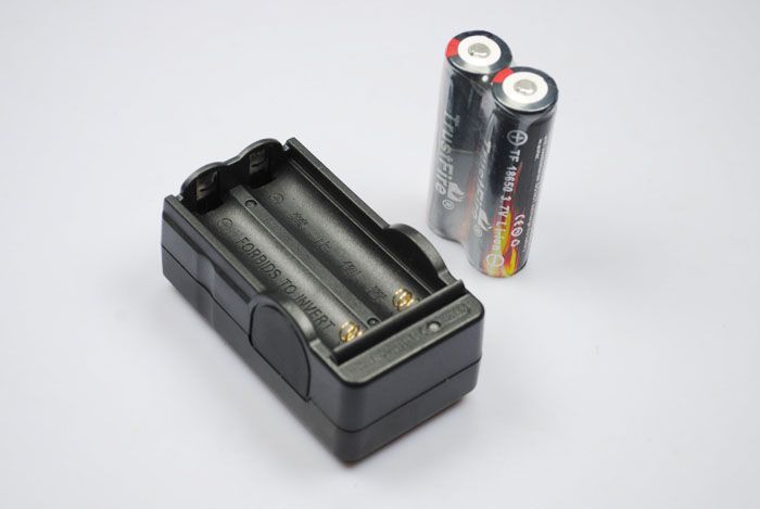 Chargeur de batterie numérique OEM 2x18650 piles rechargeables charge intelligente adapté aux voyages compatibilité mondiale