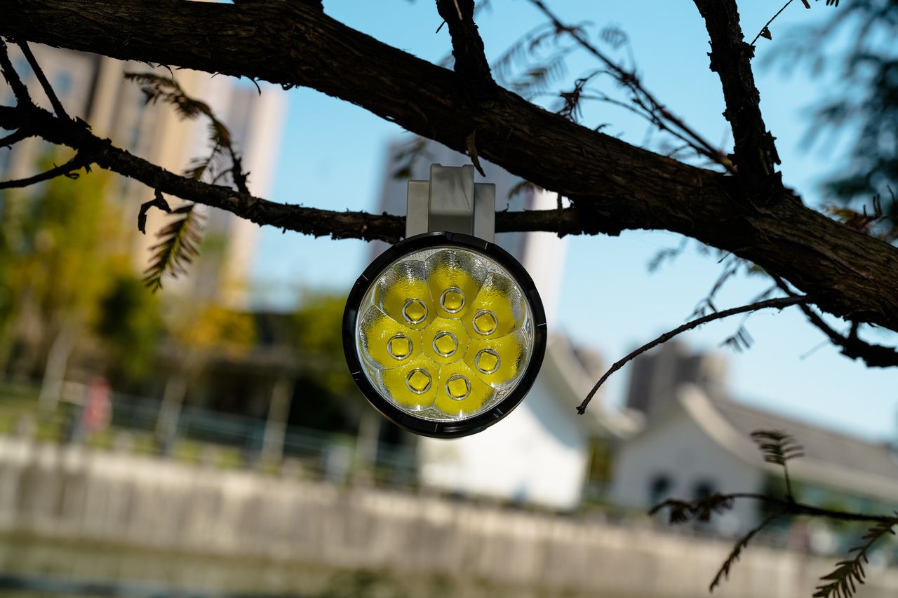 Lampe de poche LED Manker MK38 41500 lumens, longue portée, durable, polyvalente pour le camping et les urgences.