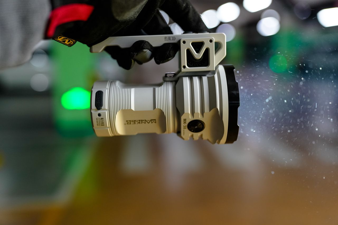 Lampe de poche LED Manker MK38 41500 lumens, longue portée, durable, polyvalente pour le camping et les urgences.