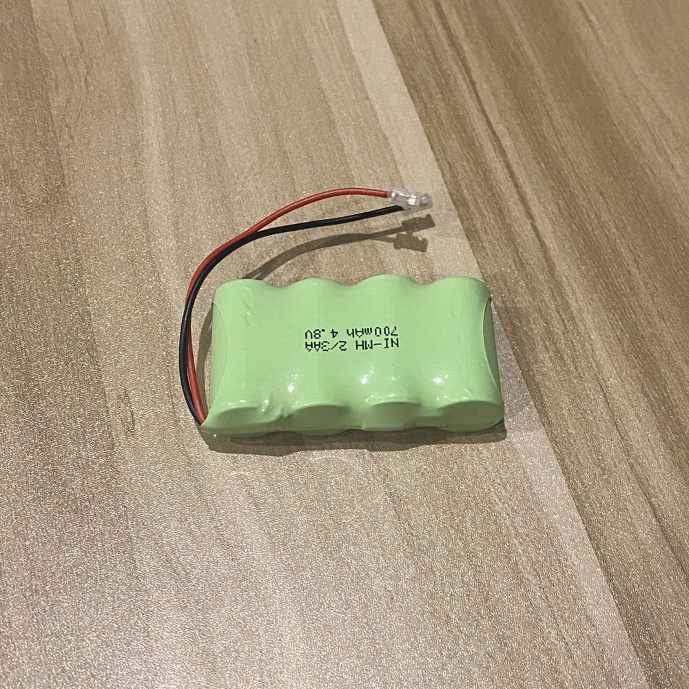 Découvrez les piles rechargeables Ni-MH 4,8V 2/3 AA 700mAh, une énergie écologique pour jouets et appareils photo.