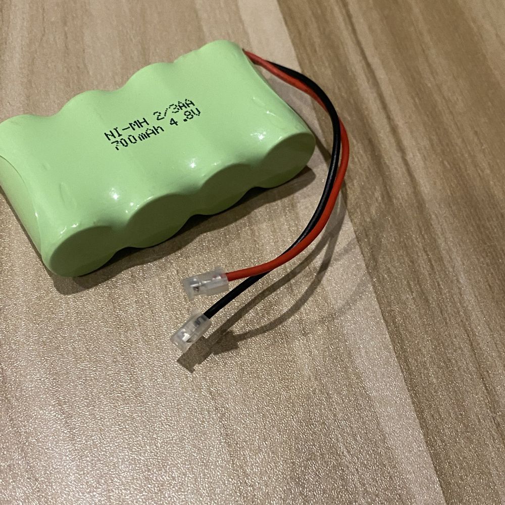 Découvrez les piles rechargeables Ni-MH 4,8V 2/3 AA 700mAh, une énergie écologique pour jouets et appareils photo.