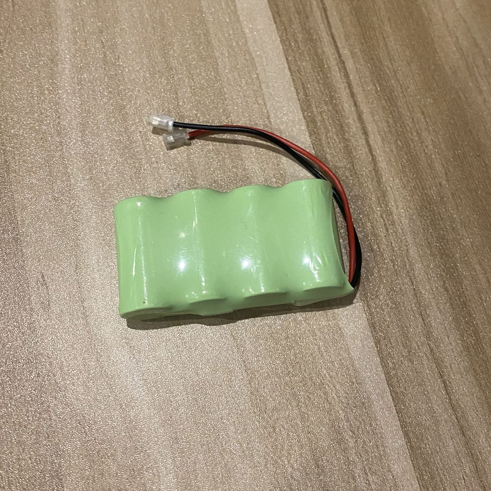 Découvrez les piles rechargeables Ni-MH 4,8V 2/3 AA 700mAh, une énergie écologique pour jouets et appareils photo.
