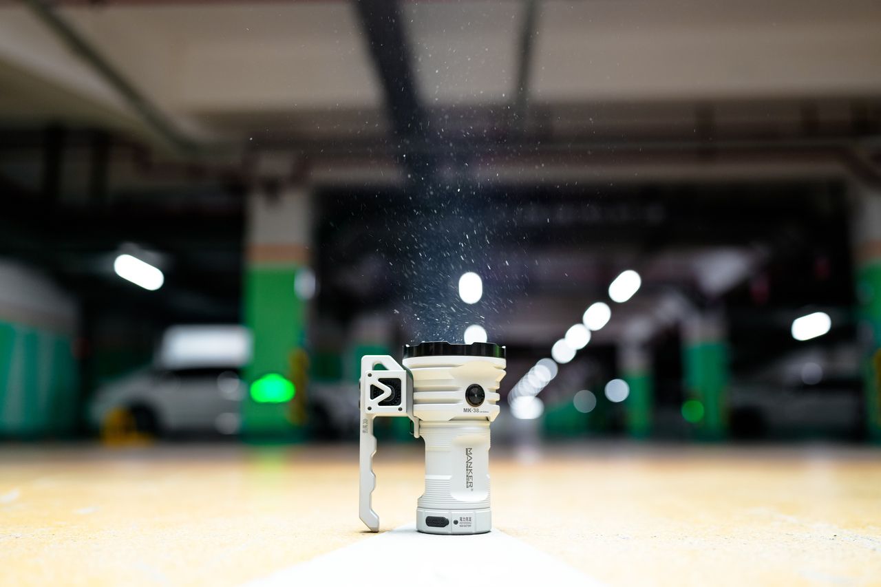 Lampe de poche LED Manker MK38 41500 lumens, longue portée, durable, polyvalente pour le camping et les urgences.