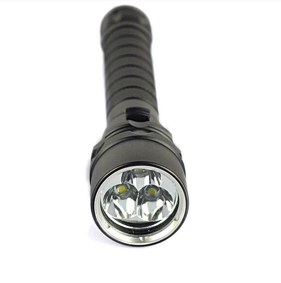 Illuminate Adventures SK68 Q5 LED Lampe torche portable mini ZOOM 6000 lumens, durable et étanche pour le camping