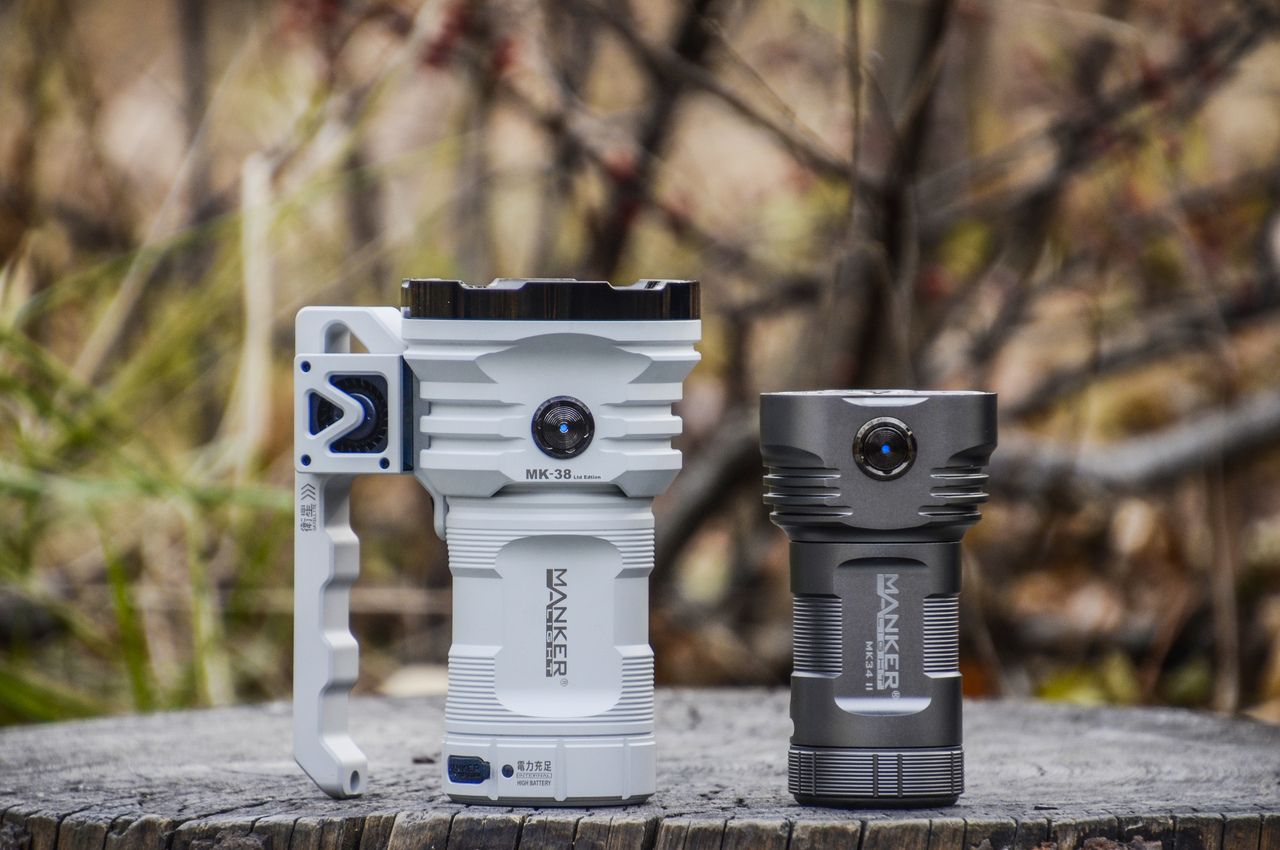 Lampe de poche LED Manker MK38 41500 lumens, longue portée, durable, polyvalente pour le camping et les urgences.