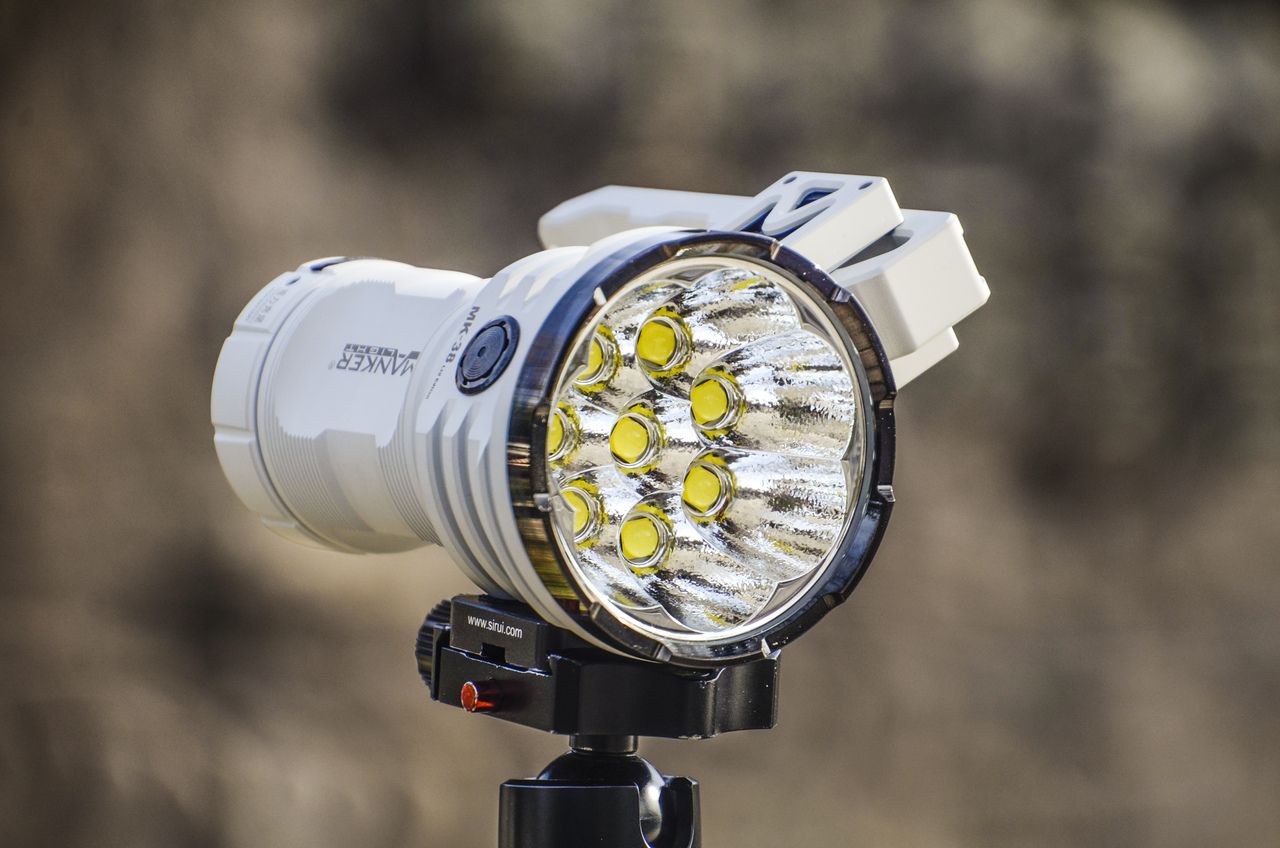 Lampe de poche LED Manker MK38 41500 lumens, longue portée, durable, polyvalente pour le camping et les urgences.