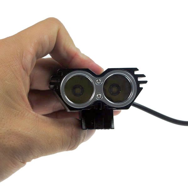 Feu avant de vélo LED SolarStorm X2, 2000 lumens, modes réglables, étanche, pour le trail et les déplacements quotidiens.