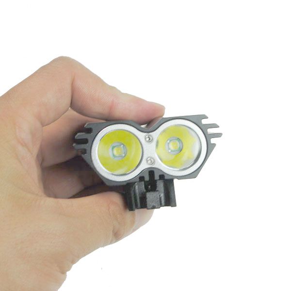 Feu avant de vélo LED SolarStorm X2, 2000 lumens, modes réglables, étanche, pour le trail et les déplacements quotidiens.