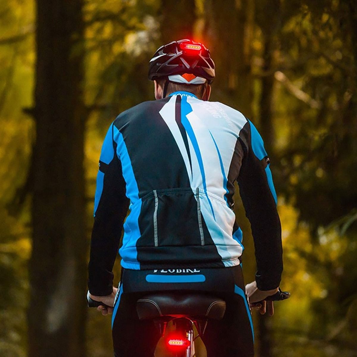 Feu arrière de vélo rechargeable par USB, ultra lumineux, avec technologie LED, design compact pour la sécurité à vélo.