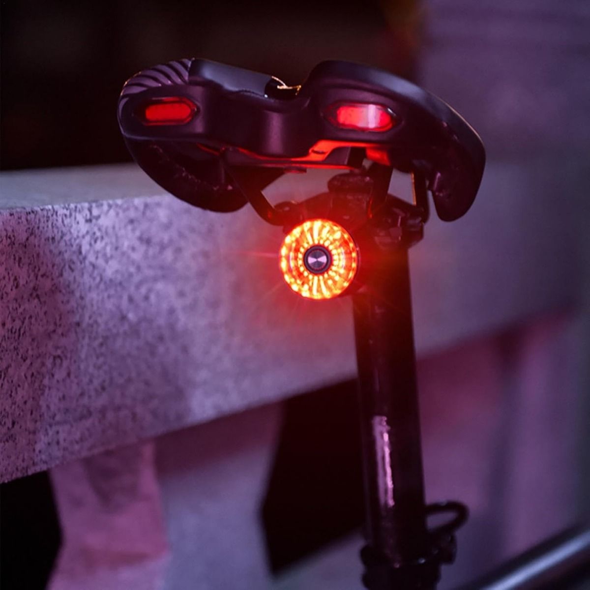 Feu arrière de vélo intelligent à induction de frein, feu arrière de bicyclette, montage sur tige de selle, feu arrière de selle, étanche, rechargeable par USB, feu arrière pour cyclisme