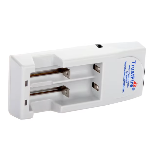 Chargeur de batterie Li-ion TrustFire TR-001 pour 18650 14500 16340 avec chargement simultané et fonctionnalités de sécurité